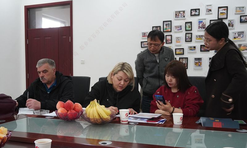 俄羅斯客戶來(lái)廠考察無(wú)軌電動(dòng)平車