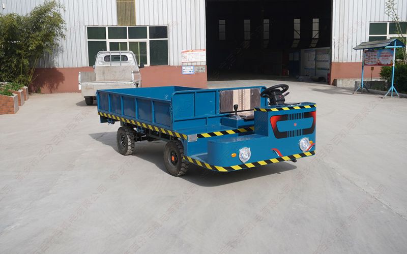 工廠運(yùn)輸電動(dòng)平板車(chē)是一種方便環(huán)保的運(yùn)輸工具