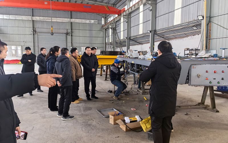 春節(jié)過(guò)后，萬(wàn)物復(fù)蘇，縣領(lǐng)導(dǎo)至我廠考察復(fù)產(chǎn)復(fù)工情況